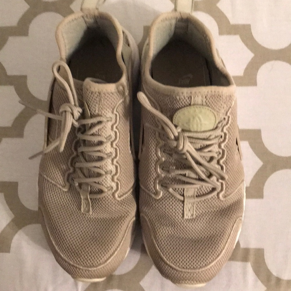 Grey women’s Nike Huaraches